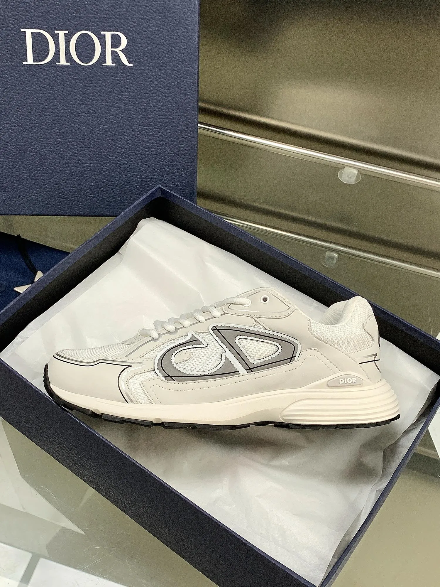 👟👟Ex-factory price 660👟👟 Newly upgraded Dior B30 series dad sneakers. New B30 sneakers. Dad Shoes style shoes that follow the trend of the retro market. The Dior logo on the tongue also indicates that this pair of shoes is the B30 model! B30 uses fine-textured leather and mesh cloth materials to form a shoe body. There are conspicuous letters CD on both sides of the shoe body to indicate identity. Many lines on the shoe body outline details to make the shoes look less monotonous and full of retro flavor. The delivery counter is exquisitely packaged🛍📦 ▪️Fabric: Original customized technical fabric + mesh ▪️Inner lining: Customized breathable lining ▪️Outsole: IP+TPU outsole ▪️Sole thickness: 3.5CM ▪️Size: Women’s size 35-40 / Men’s size 39-45